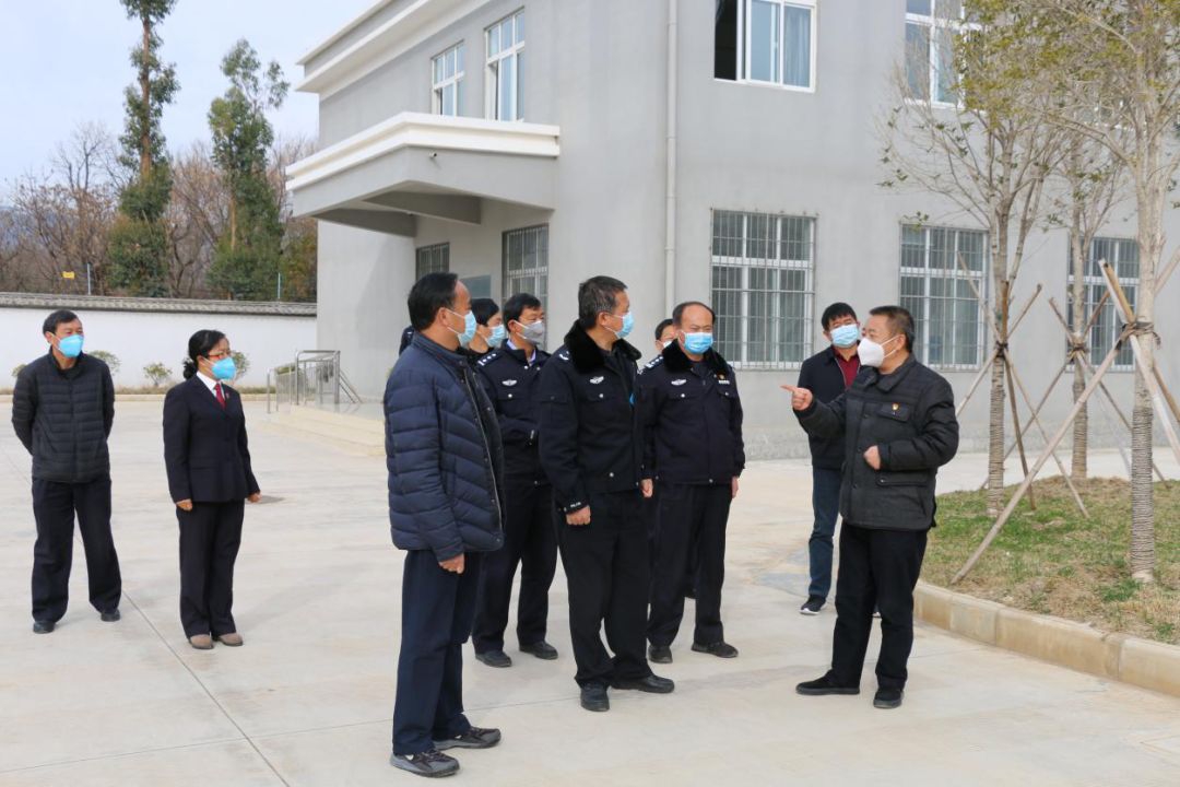 大理州人民检察院副检察长文润祥,州公安局副局长王盛天到洱源县